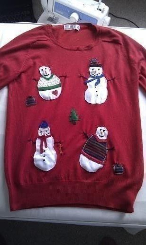 Tutorial on how to make Christmas gifts by transforming old clothes into snowman sweaters