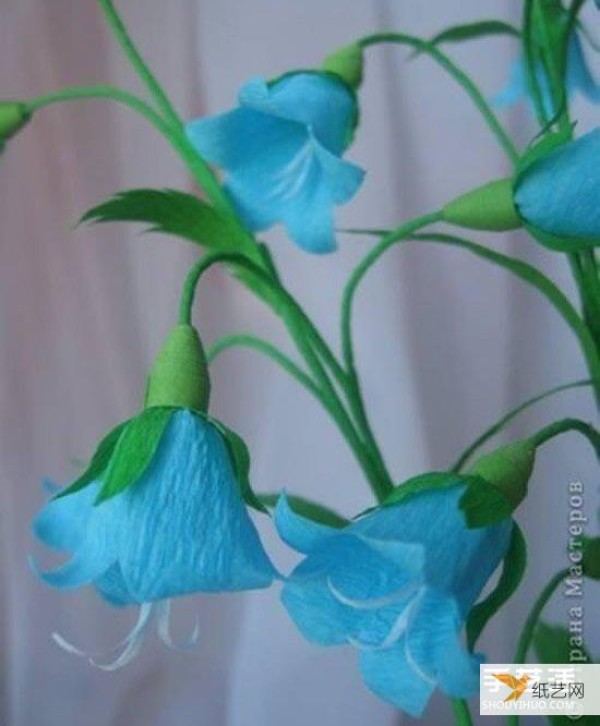 Illustration of the folding method of making beautiful flowers using crepe paper