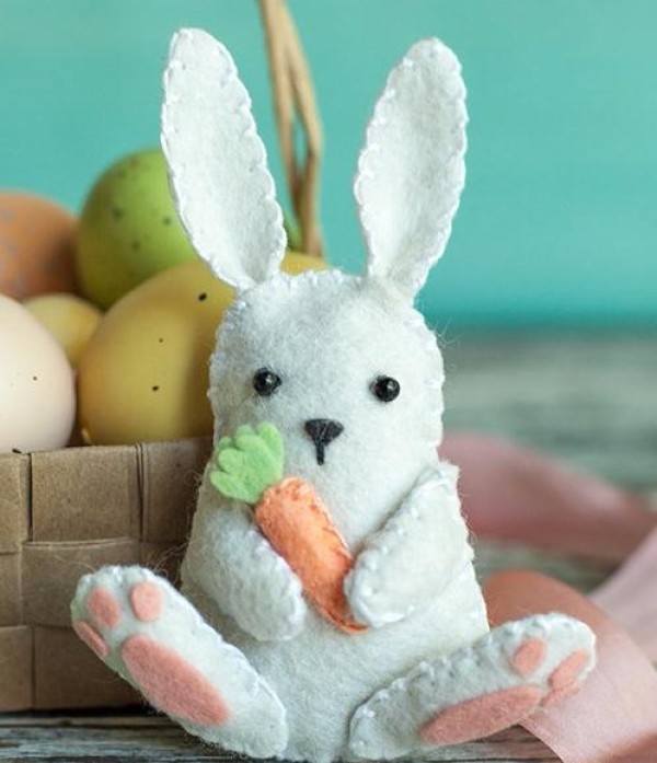 Tutorial on making cute little white rabbits from non-woven fabrics