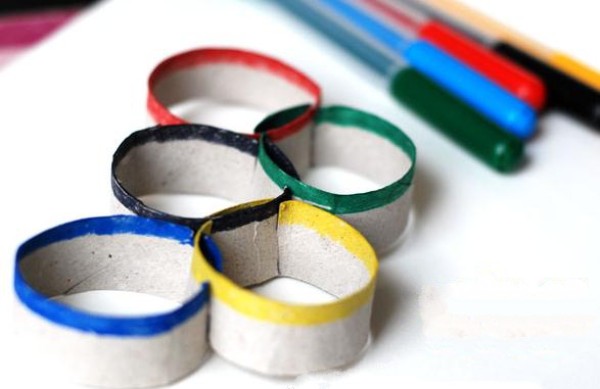 Tutorial on using toilet paper tube waste to make children’s handmade Olympic rings