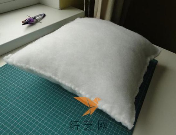 Super practical DIY hotel pillow tutorial