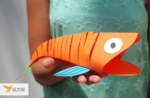 Prepare some paper cutting and make a tutorial on how to make a cute three-dimensional big-mouthed fish toy.