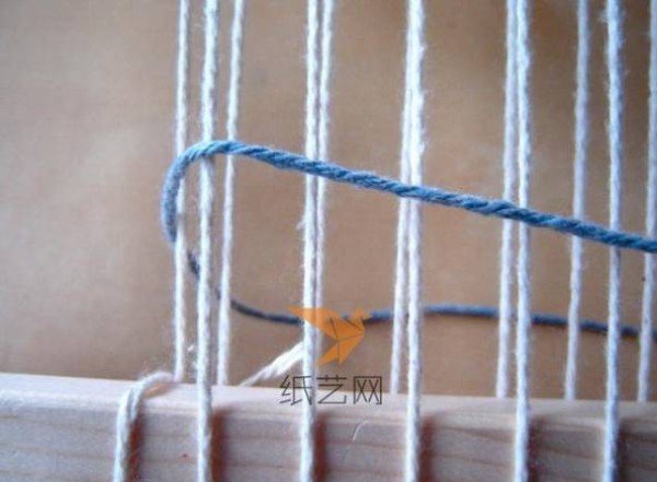 Hand-woven loom weaving heart-shaped decoration making tutorial