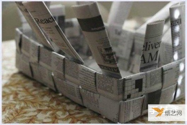 Share an illustration of how to use waste newspapers to make woven baskets