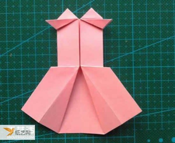 An illustrated tutorial on how to fold a simple origami skirt for children