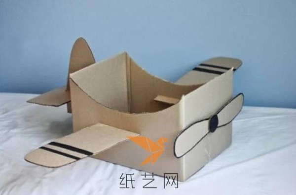 Use old cardboard waste to make a small airplane as a Children’s Day gift