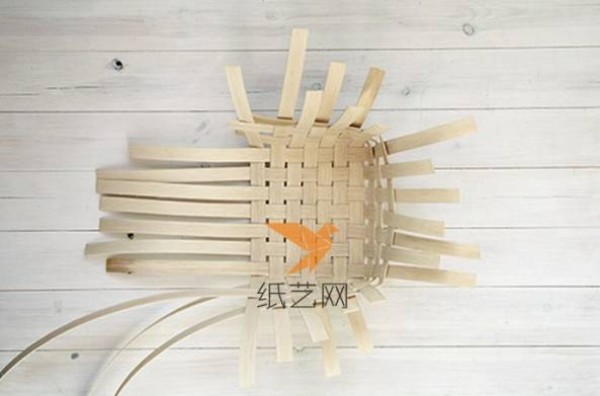 Tutorial on how to make a small hand-woven basket. Illustrated hand-made method of weaving a bamboo basket.