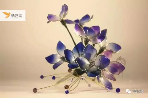 A piece of iron wire and a small box of flower-making liquid can make crystal clear flowers.