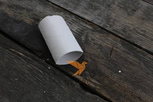 Creative paper art tutorial for making four-leaf clover stamps using waste paper tubes