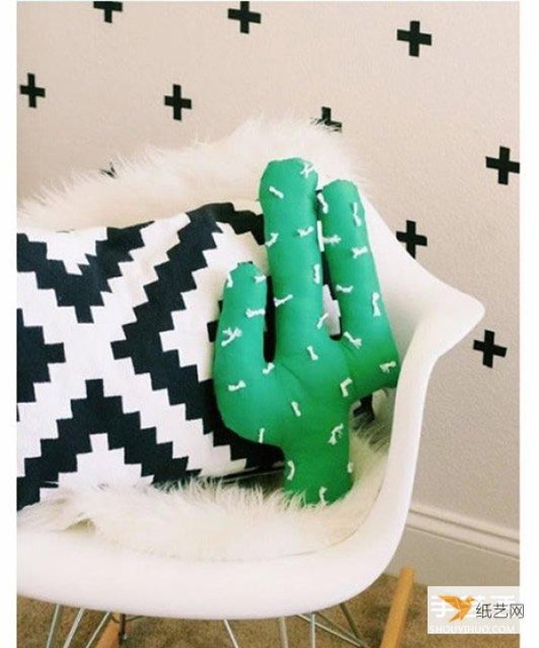 Detailed illustrated tutorial on how to make a cactus pillow using non-woven fabrics