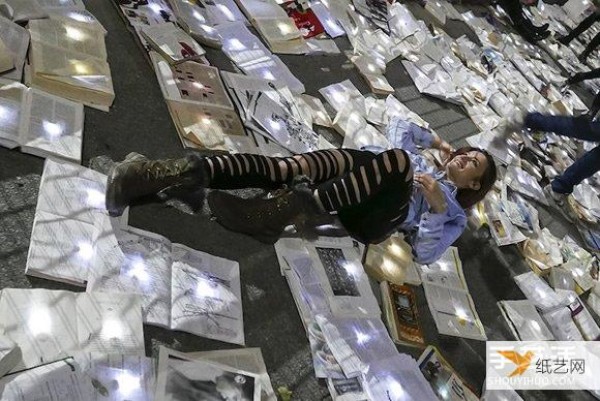 Day Night: 10,000 Books on the Streets of Toronto Art Event