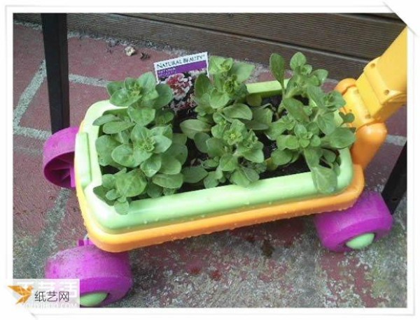 Illustrated tutorial on how to make a personalized iron frame flower pot shelf using old toy waste