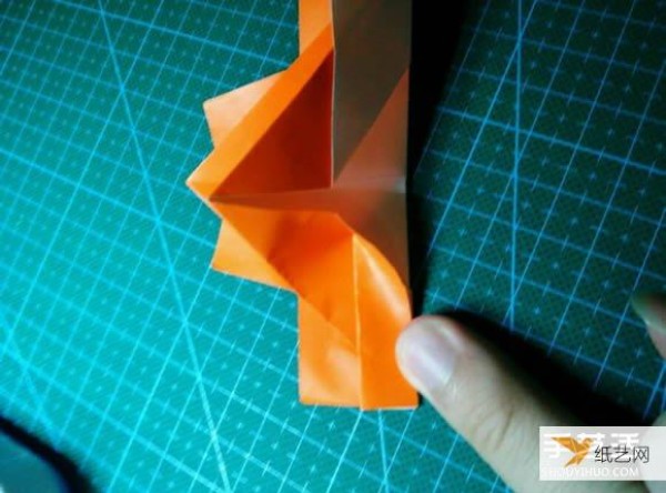 Detailed explanation of the manual method of folding a paper kingfisher tutorial.