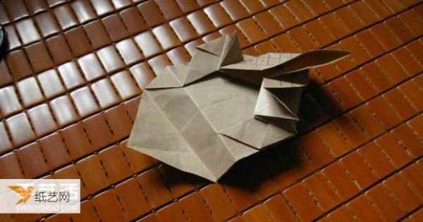 Illustrated tutorial for folding the massive Mabona Rhino using some simple origami