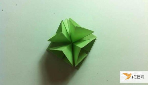 Illustration of how to fold a very creative four-leaf clover using a piece of paper