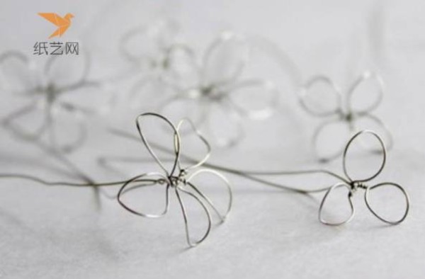 Tutorial on turning waste into treasure: a beautiful wreath made from leftover nail polish and wire