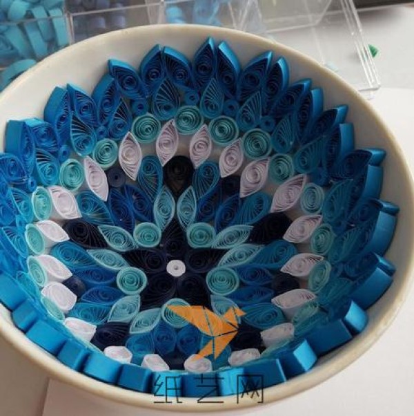 Tutorial on making beautiful quilled paper storage tray