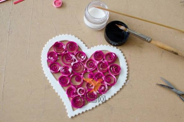 DIY illustrated tutorial for making hollow paper hearts for Valentine’s Day