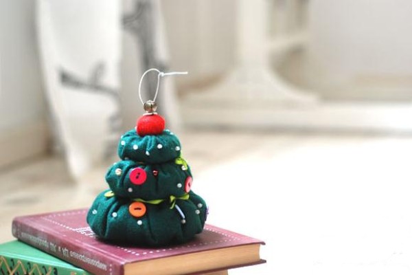 Tutorial on how to make a cute Christmas tree made of non-woven fabrics