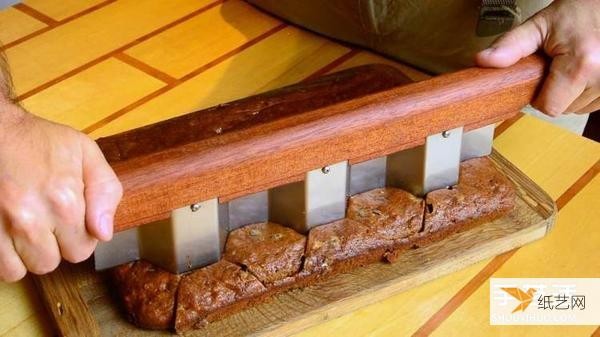 How to make your own honeycomb cake cutter to easily cut a perfect honeycomb