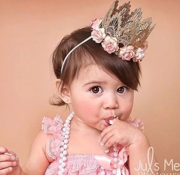 Roll up the lace to make a fairy tale crown!