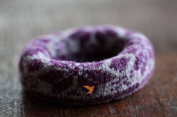 Tutorial on how to transform old woolen socks into simple bracelets