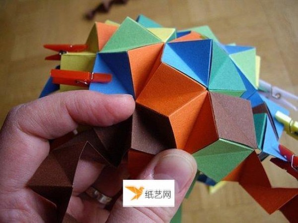 Illustration of the specific steps of folding beautiful paper balls