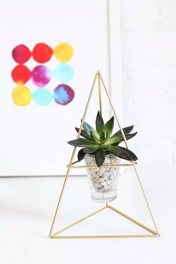 A few straws or metal pipes can make a succulent flower stand