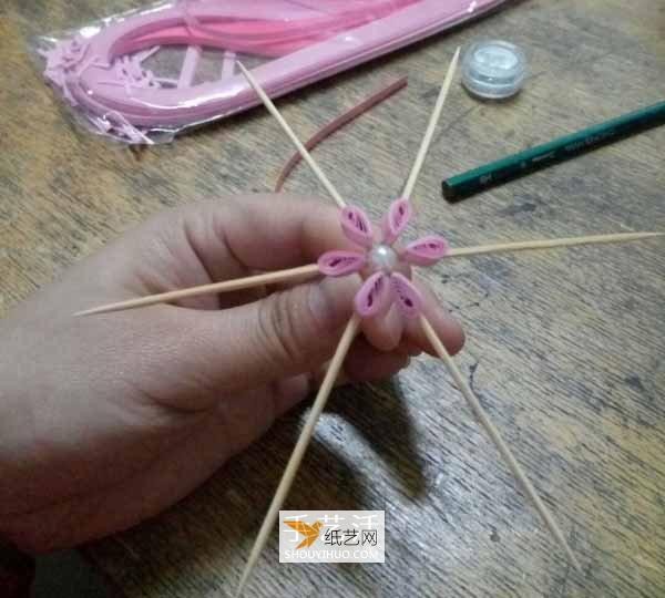 Make beautiful little flower umbrellas out of rolled paper