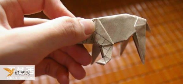 Illustrated tutorial for folding the massive Mabona Rhino using some simple origami