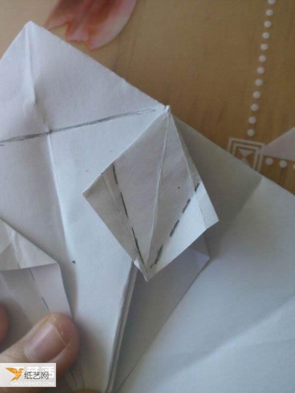 Step-by-step illustration of how to use origami to fold a cute grand piano