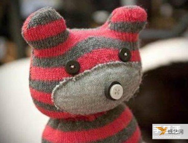 Illustrated tutorial on how to make a stuffed bear using socks