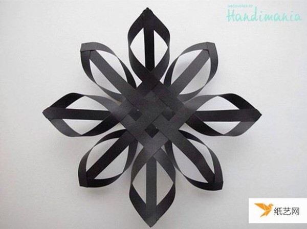 Illustrated tutorial on how to fold three-dimensional snowflakes using paper strips