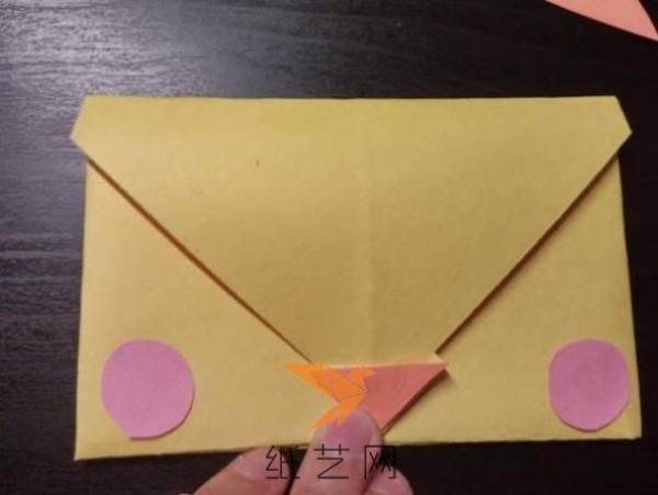 Illustrated tutorial on how to make cute cartoon chicken origami envelopes for children.