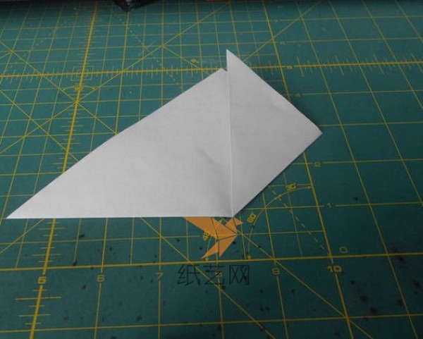 A step-by-step tutorial on how to make the little devil’s origami heart bat