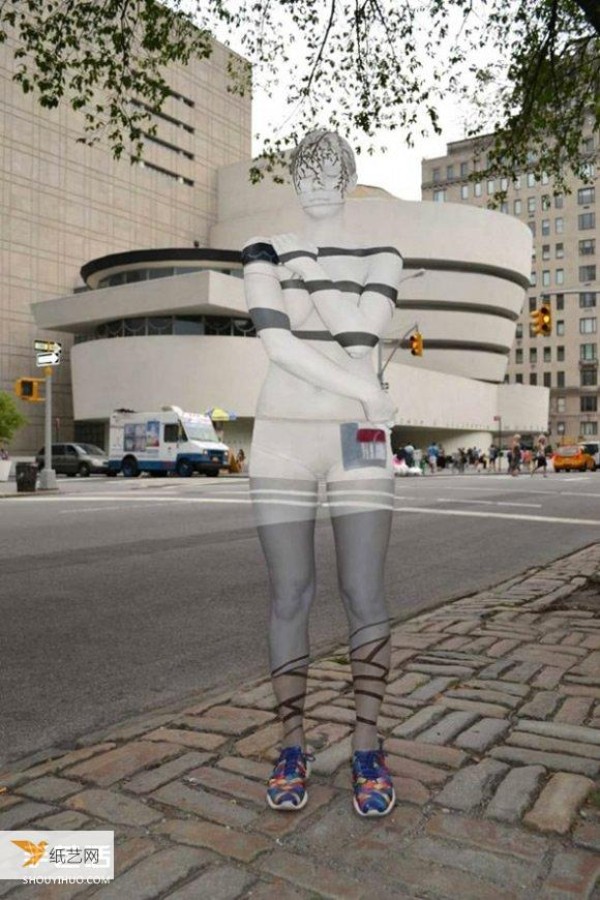 Everyone is looking for trouble: Creative body painting art makes models completely invisible