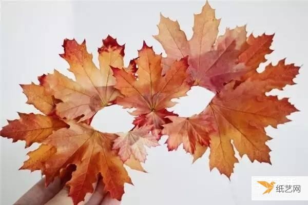 Kindergarten students make simple handmade masks using leaves