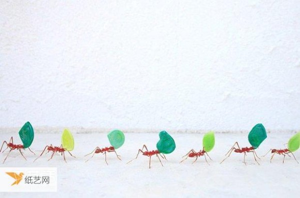 Bloom with tiny brilliance! Glass insect sculptures that test your eyesight and skills