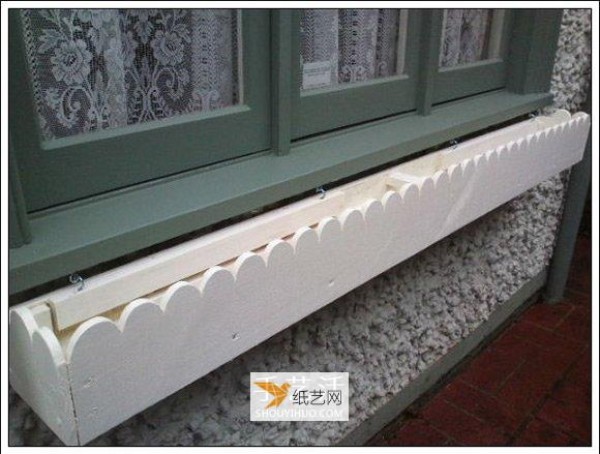 Illustrated tutorial on how to make your own window sill flower box