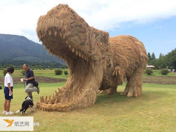 Using useless straw to create large sculptures at Japans Rice Straw Art Festival