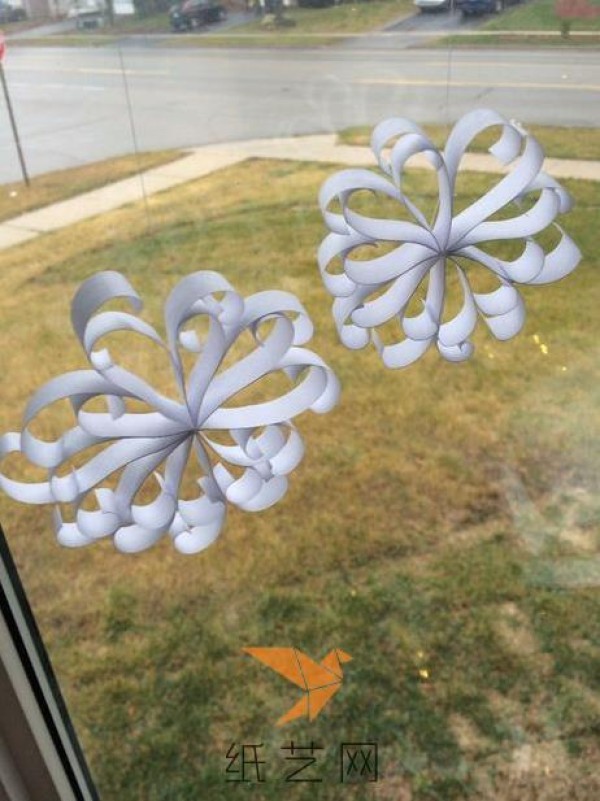 Tutorial on how to make snowflake-like paper quills for New Year decorations