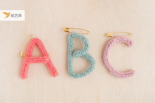 So cute, woolen letter brooch!