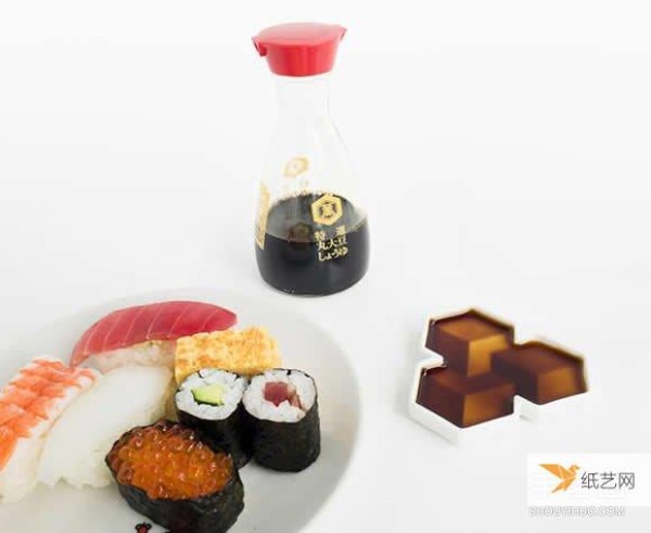 Use the dimensional space inside the small dish to design a layered soy sauce dish