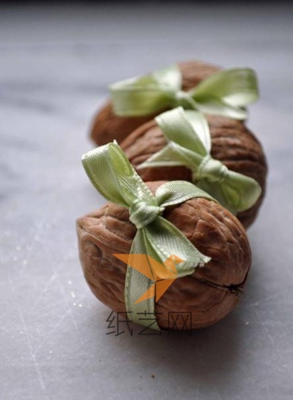 Tips for turning walnuts into treasures and a tutorial on how to make gift packaging boxes