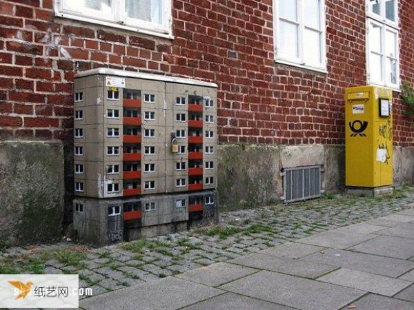 Turn cement piers and electrical boxes into houses, and beautify the surrounding environment with mini architectural graffiti