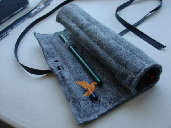 DIY tutorial on handmade wool felt pencil case