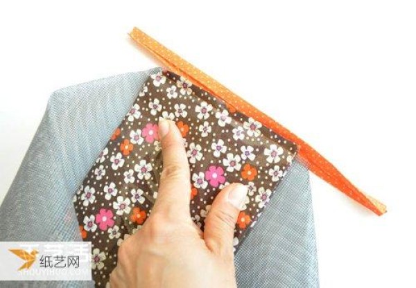 Detailed illustrated tutorial on how to make a beach bag using window screen netting