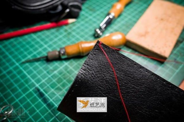 Transform an old leather bag into a fashionable phone case