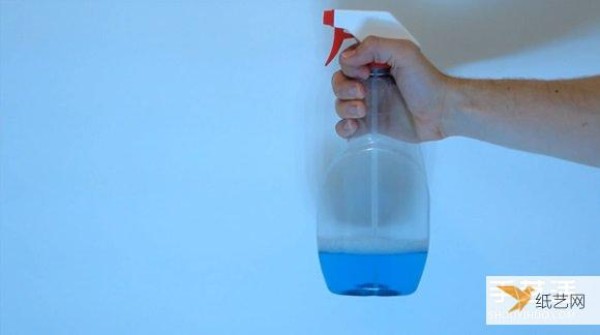 A spray bottle that can be sprayed at any angle is easy to use and personalized through modification