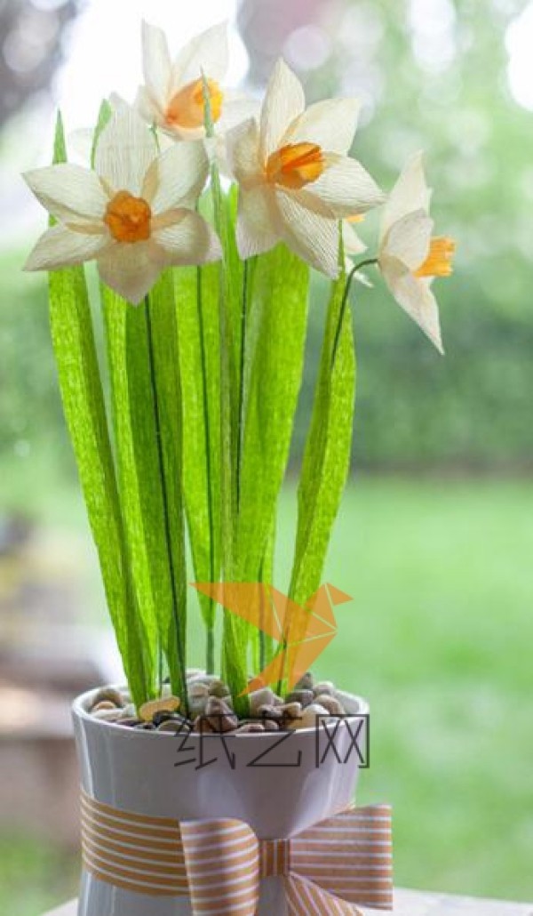 Simple crepe paper tutorial for making daffodils as a Teacher’s Day gift